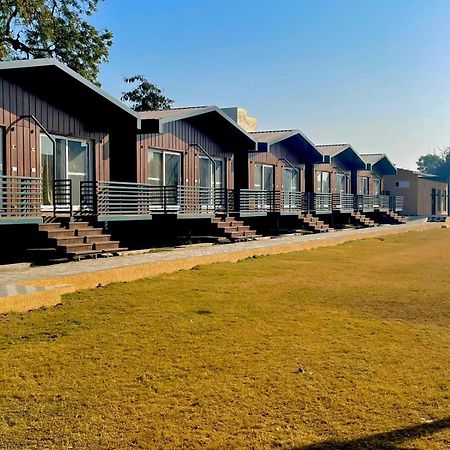 Vrindavan Greens Resort Udaipur Extérieur photo